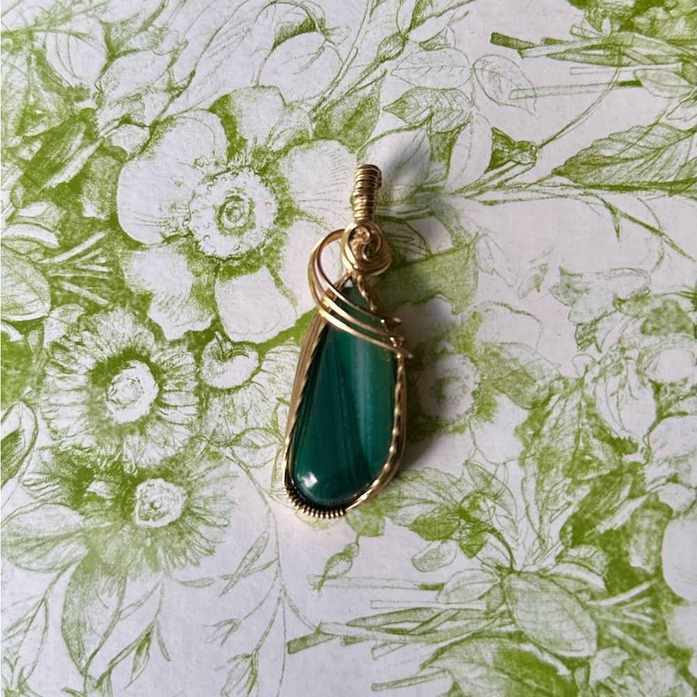 Elegant Green Stone Pendant Necklace